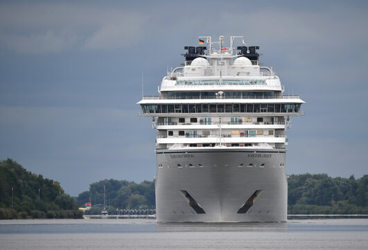 Kreuzfahrtschiff Seabourn Ovation f&auml;hrt durch den Nord-Ostsee-Kanal