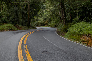 Fototapeta na wymiar Viajando de carro pela Serra da Mantiqueira, na Rodovia BR 354 entre Minas Gerais e Rio de Janeiro