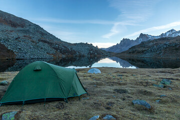 Bivouac au Lac Long , Paysage de la vallée de la Clarée à l' automne , Hautes-Alpes , France	
