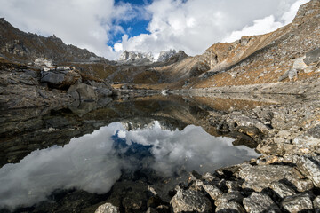 Fototapeta na wymiar Petit lac près du camp de Narethang, treizième jour du Snowman Trek, Bhoutan