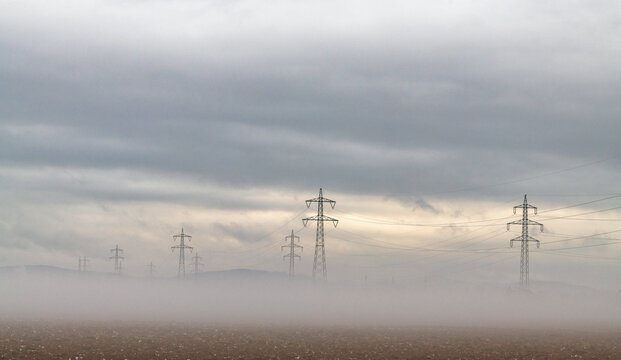 Hochspannungsmast im Nebel