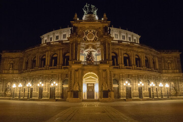 Fototapeta na wymiar Semperoper Dresden at night 