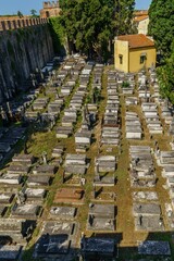 Der alte jüdische Friedhof von Pisa in Italien außerhalb der alten Stadtmauer, die um den...