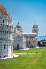 Piazza dei Miracoli mit den berühmtesten Bauwerken von Pisa: Schiefer Turm, Baptistarium und Dom Santa Maria Assunta. 