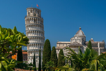 Piazza dei Miracoli mit den berühmtesten Bauwerken von Pisa: Schiefer Turm, Baptistarium und Dom...