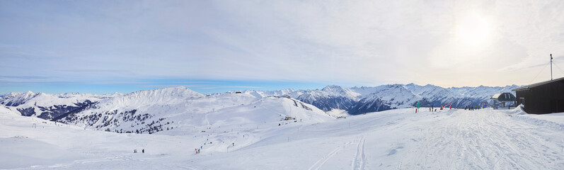 Schönes Winterpanorama im Skigebiet Wildkogel bei Bramberg in Österreich, mit Skifahrer an der...