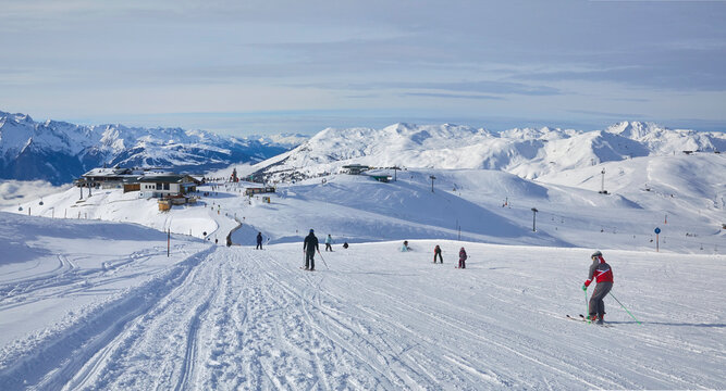 Sch&ouml;nes Winterpanorama im Skigebiet Wildkogel bei Bramberg in &Ouml;sterreich, mit Skifahrer an der Piste.