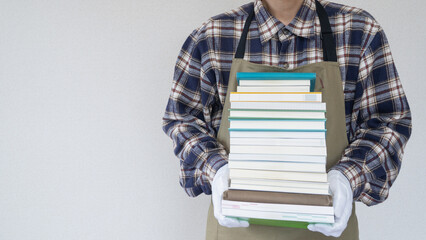 本を持つ男性｜断捨離・片付け・古本買取イメージ