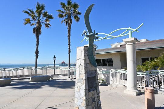 HUNTINGTON BEACH, CALIFORNIA - 7 FEB 2023: The Vincent G. Moorhouse Memorial, Lifeguard Headquarters and Pier.