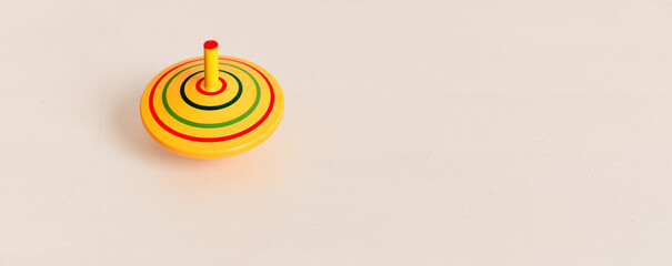 Holzkreisel Gelb bunt bemalt, space for text for your design