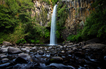 Fotografía de larga exposición del Salto de la Princesa en Malalcahuello, region de la Araucania,...