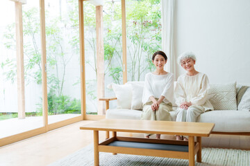 リビングでリラックスする女性の親子のポートレート