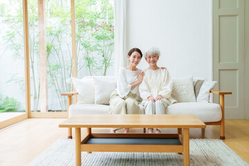 リビングでリラックスする女性の親子のポートレート