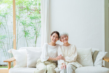 リビングでリラックスする女性の親子のポートレート
