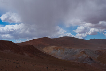 Fototapeta na wymiar Montaña de distintos colores en Antofagasta de la Sierra, Catamarca, Argentina