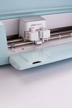 Cricut herramienta de corte inteligente utilizada en artes y manualidades para hacer dise&ntilde;os personalizados con tapete de corte