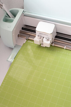 Cricut herramienta de corte inteligente utilizada en artes y manualidades para hacer dise&ntilde;os personalizados con tapete de corte