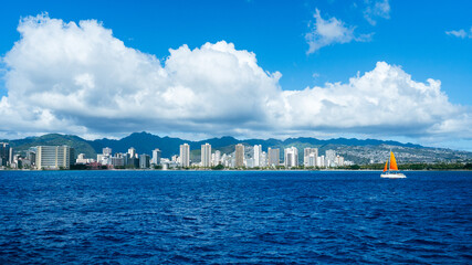 Fototapeta premium Ocean and mountain and city