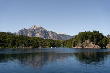 Fototapeta na wymiar Paisaje de las montañas y del Lago Nahuel Huapi en Bariloche, Provincia de Río Negro, Argentina.