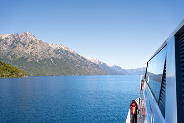 Navegando por el Lago Nahuel Huapi en Bariloche, Provincia de Río Negro, Argentina.