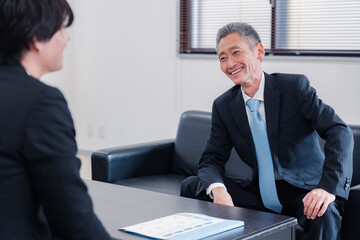 商談をする2人のビジネスマン