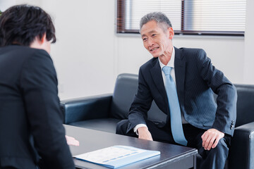 商談をする2人のビジネスマン