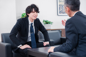 商談をする2人のビジネスマン