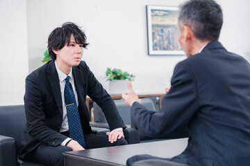 商談をする2人のビジネスマン