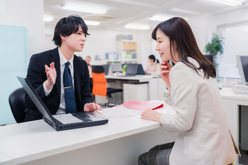 窓口で対応する男性スタッフ