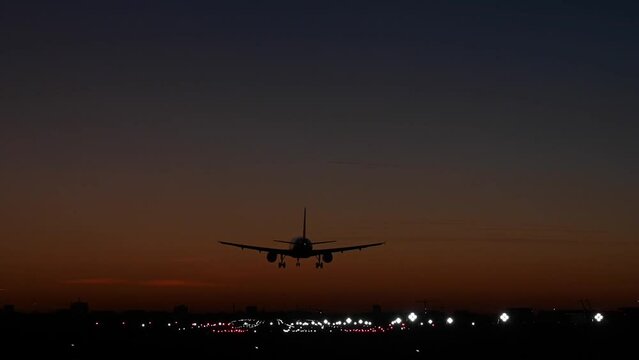 Avion atterrissage Brussels Airport  coucher de soleil