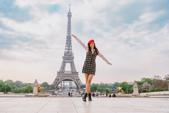 Beautiful young woman visiting paris and the eiffel tower