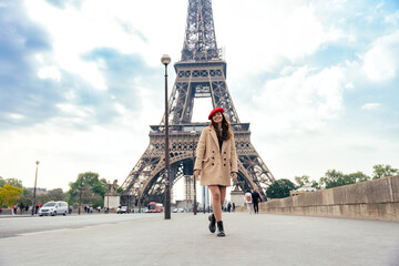 Beautiful young woman visiting paris and the eiffel tower