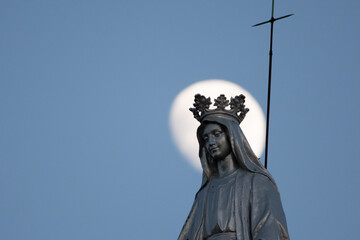La Virgen Milagrosa cuidando de la ciudadanía de Pamplona desde los cielos Navarros. 