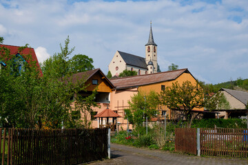 Fototapeta na wymiar Blick auf die Pfarrkirche St. Marcellinus und St. Petrus im Weinort Eußenheim, Landkreis Main-Spessart, Unterfranken, Franken, Bayern, Deutschland