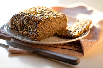 Körnerbrot auf weissem Teller