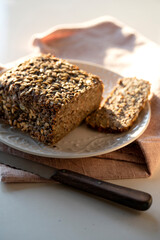 Körnerbrot auf weissem Teller