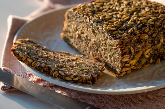 K&ouml;rnerbrot auf weissem Teller