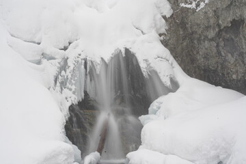 氷点下の平和の滝