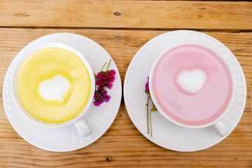 Tazas de smoothies/frapuccinos con corazones de espuma en el centro