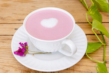 Smoothie/frapuccino de fresa, rosa pastel en taza blanca y corazón en el centro
