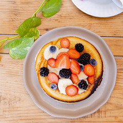 Hot cakes con fruta fresca picada