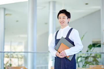 Fototapeta premium カフェで働く若い日本人の男性