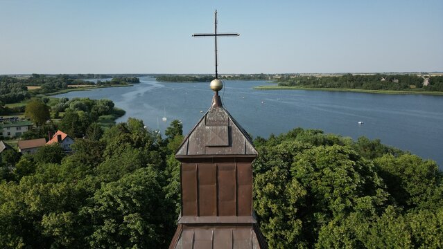 Lednog&oacute;ra - kości&oacute;ł i jezioro