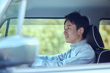 車の運転をする若い日本人男性