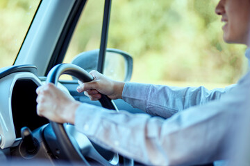 車の運転をする若い日本人男性
