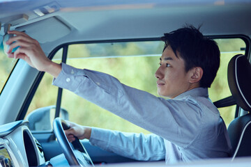 車の運転をする若い日本人男性 - obrazy, fototapety, plakaty