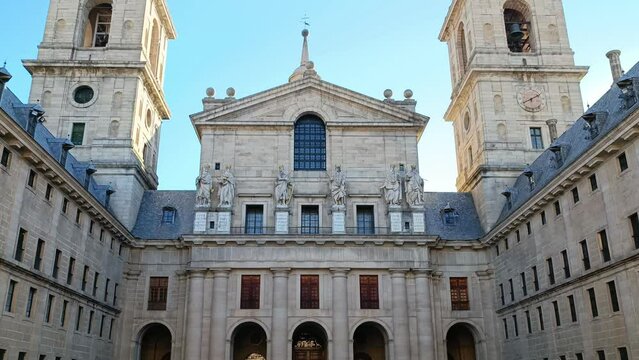 Campanarios y estatuas a los reyes de Jud&aacute; en la entrada a la bas&iacute;lica del real monasterio de San Lorenzo de El Escorial, Espa&ntilde;a