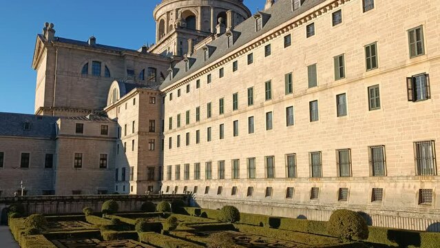 Vista de los jardines del fraile y c&uacute;pula o cimborrio del real monasterio de San Lorenzo de El Escorial, siglo XVI, Espa&ntilde;a
