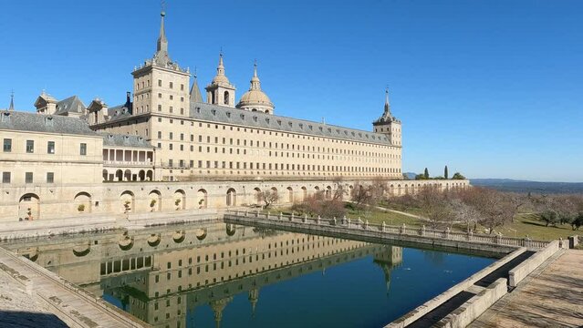 Vista de la fachada sur del real monasterio de San Lorenzo de El Escorial, siglo XVI, una ma&ntilde;ana de invierno a primera hora