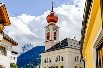 St. Ulrich, Gröden, Kirche, Pfarrkirche, Val Gardena, Grödnertal, Dolomiten, Dorf, Herbst,...